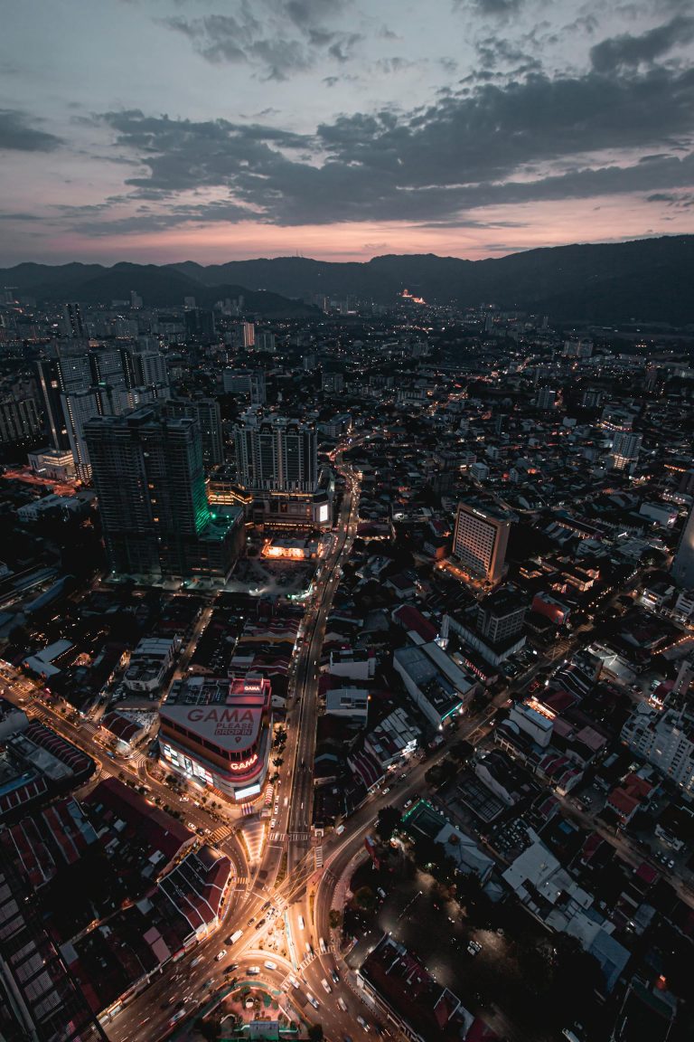 Pemandangan bandar Malaysia pada waktu malam